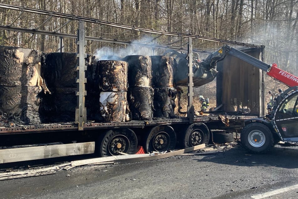 Unfall A3: Großeinsatz auf der A3: Papier-Lastwagen ausgebrannt, Autobahn wieder frei
