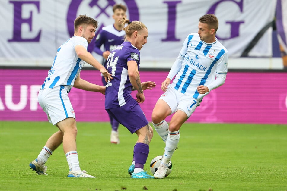 Nico Neidhart (30, 1.v.r.) war zu Saisonbeginn noch gesetzt und findet sich aktuell nur auf der Bank wieder.