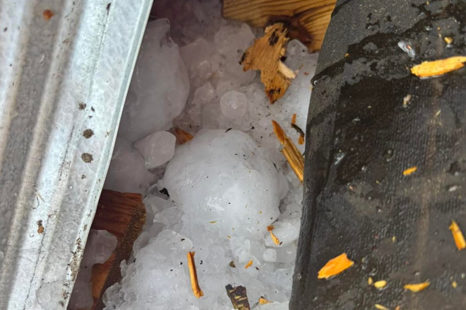 Große Bruchstücke des Eisklumpens blieben im Wohnbereich zurück.