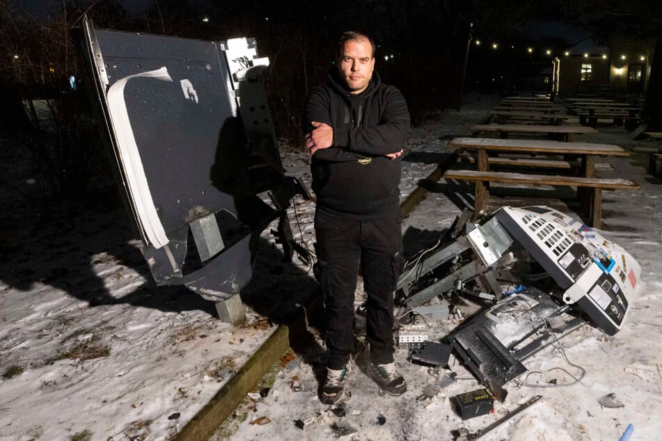 Wütend steht Hendrik Mehner (40), Mitarbeiter der Torwirtschaft, neben den Trümmerteilen des zerstörten Kippenautomaten.