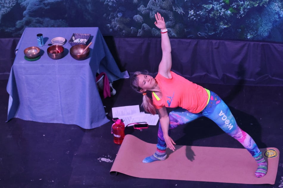 Yoga-Lehrerin Julia Klesse (41) macht die Übungen vor der Korallenwand vor.