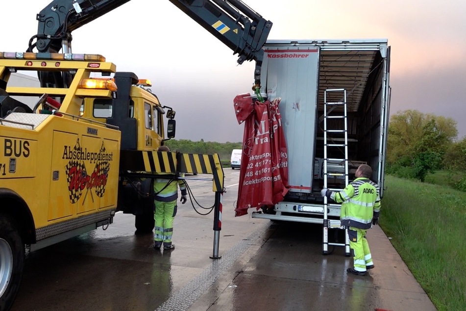 Teile der Transporterplane hatten sich im Auflieger des Sattelschleppers und hatten diesen ebenfalls schwer beschädigt.