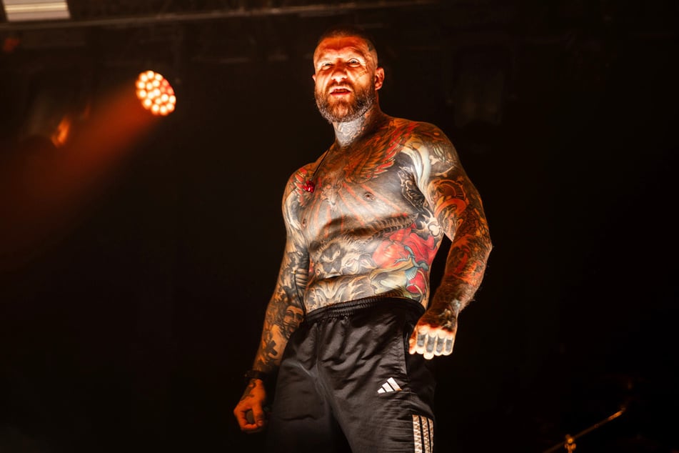 Frontmann Aleksandr Shikolai sorgte zudem für so einige Kontroversen. Auf der Bühne lieferte er nun nicht nur einen Hit seiner Band nach dem anderen, sondern auch noch einen Anime-Tipp.