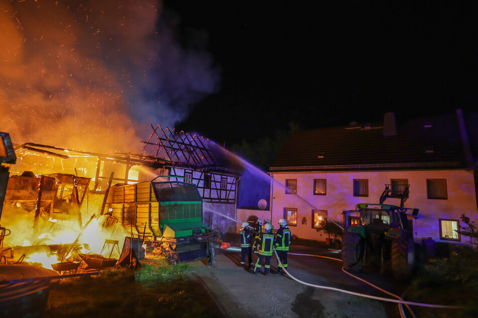 Ein Übergreifen der Flammen auf das Wohnhaus konnte die Feuerwehr verhindern.
