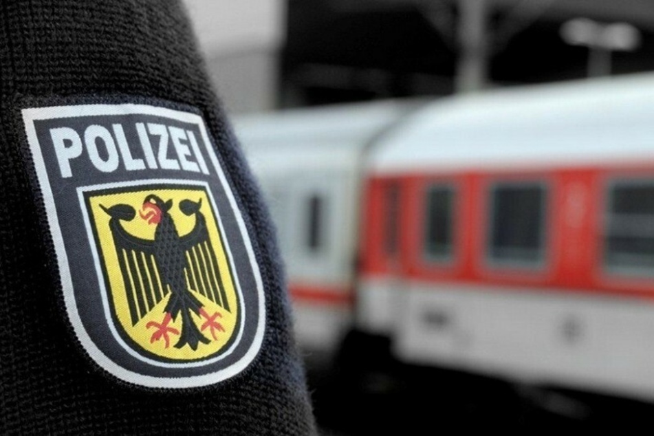 Ein Beamter der Bundespolizei steht vor einem Zug. (Symbolbild)
