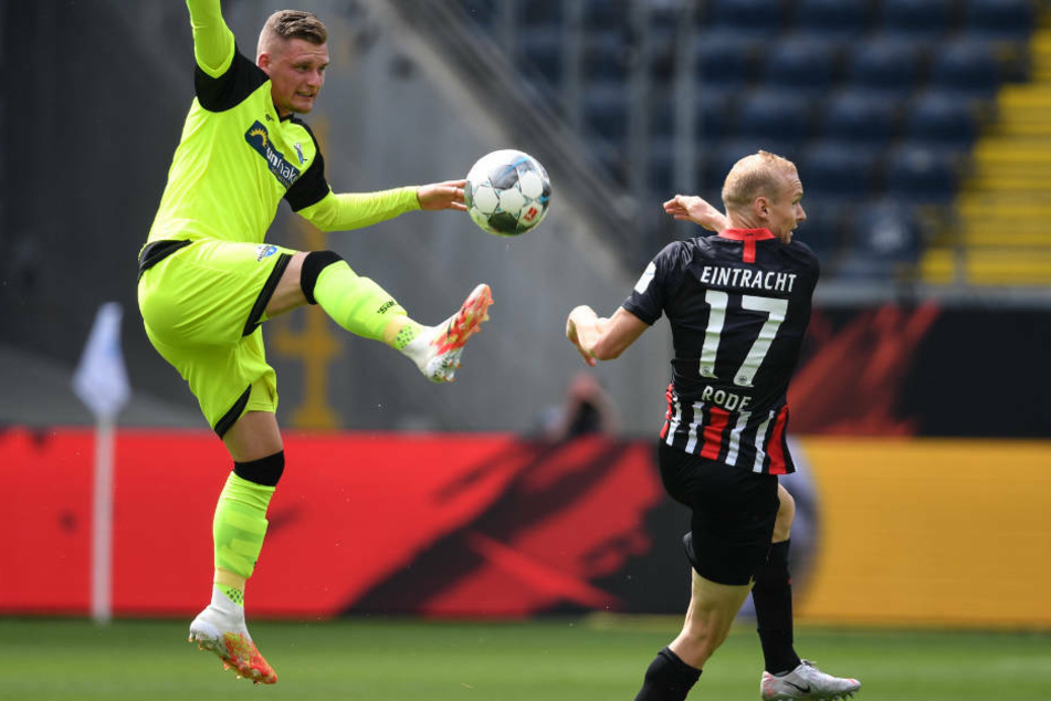 Paderborns Marlon Ritter (l) schlägt den Ball vor Frankfurts Sebastian Rode weg. Der Absteiger verabschiedete sich ehrenhaft aus der Bundesliga.