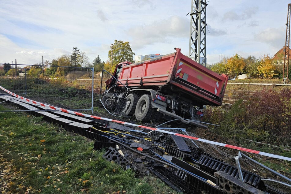 Ein Lkw landete auf dem anliegenden Bahngelände.