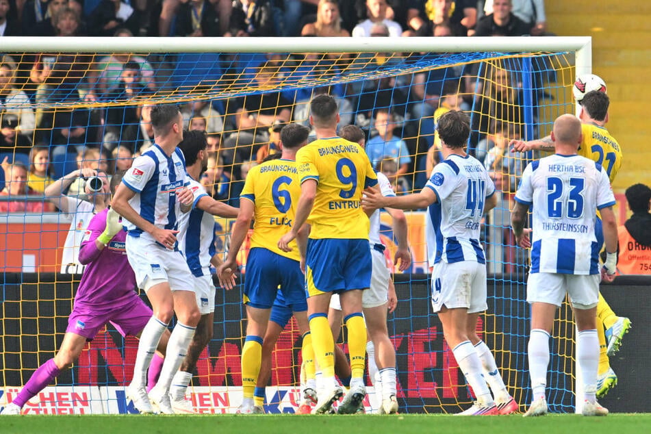 Kevin Ehlers (r.) köpft nach einer Ecke zum 2:0 für Braunschweig ein.