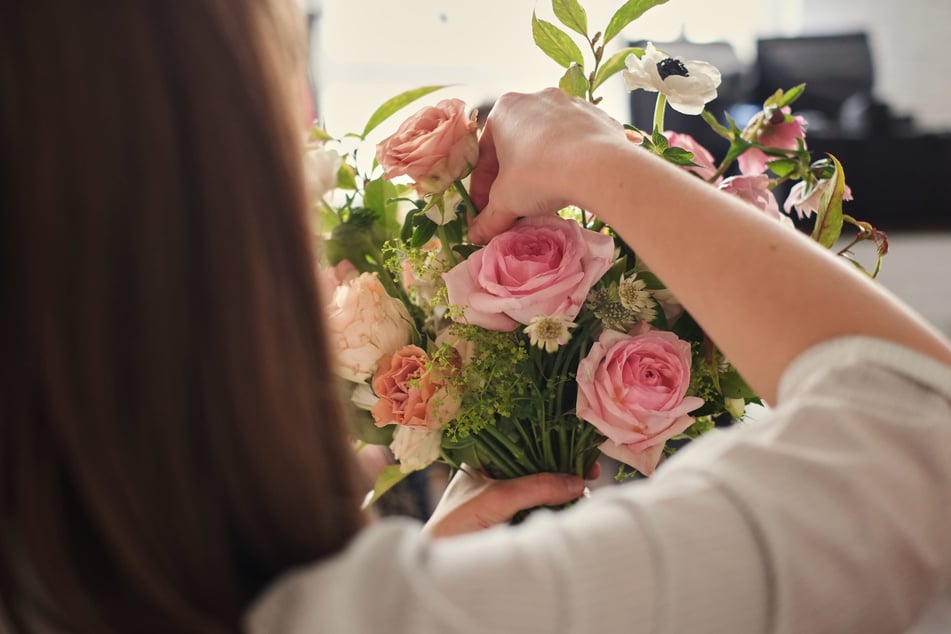 Schnittblumen aus dem Handel sollte man am besten mit Handschuhen arrangieren.