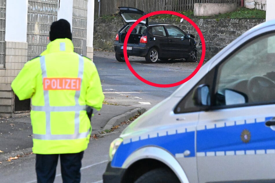 Die Deutsche Presse-Agentur (dpa) veröffentlichte Fotos von der Unfallstelle. Demnach war ein schwarzer VW Polo an dem Crash beteiligt.