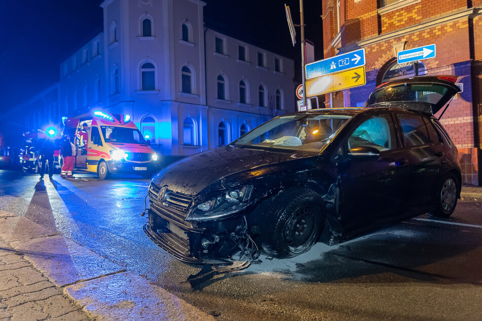 Eine VW-Fahrerin krachte am Donnerstagabend in Falkenstein mit einem Renault zusammen. Die Feuerwehr musste auslaufende Auto-Flüssigkeiten mit Sand binden.