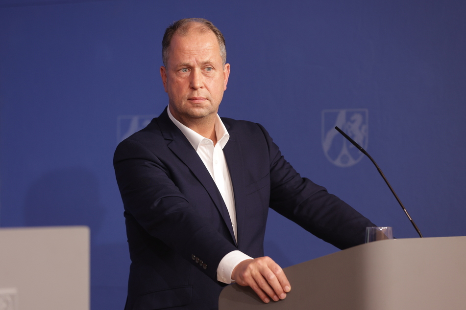 Joachim Stamp (51, FDP) ist in NRW Familienminister. Er spricht sich für die Impfung bei Tierärzten und Hebammen aus.