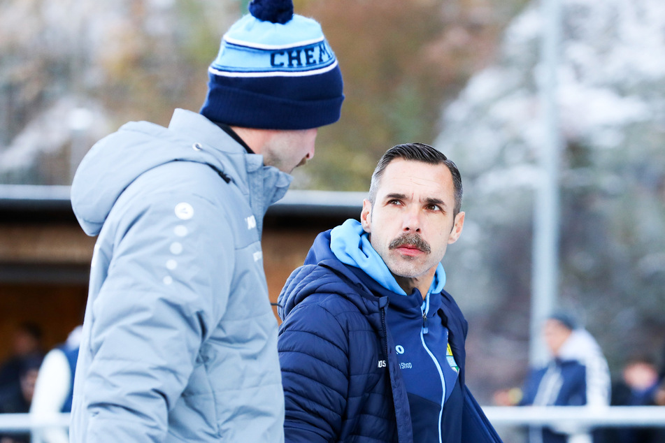 Trainer Christian Tiffert (rechts) behielt mit dem Verzicht auf eine große Rotation gegen Freital Recht.