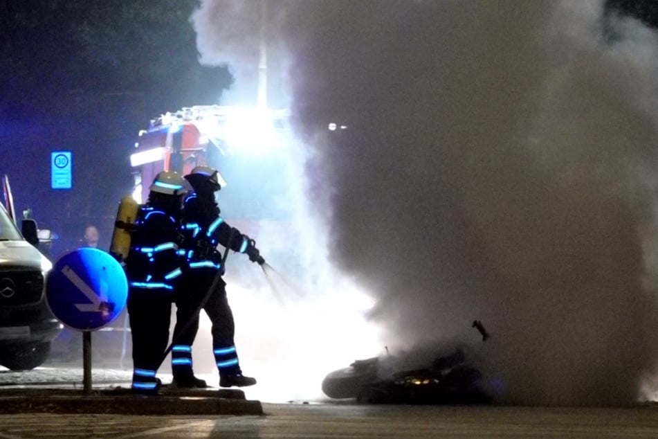 Die Feuerwehr Hamburg rückte an, um das brennende Motorrad zu löschen.