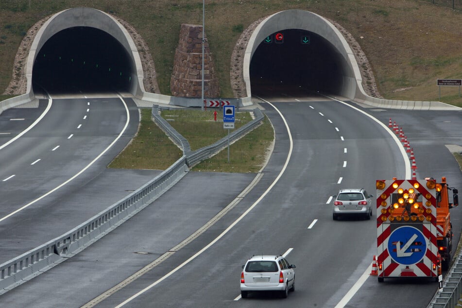 Wegen Wartungsarbeiten kommt es in den kommenden Tagen zu Sperrungen des Heidkopftunnels auf der Autobahn 38. (Archivbild)