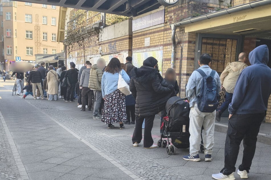 Berlin: XXL-Schlange in Schöneberg: Warum stehen die Leute hier alle an?