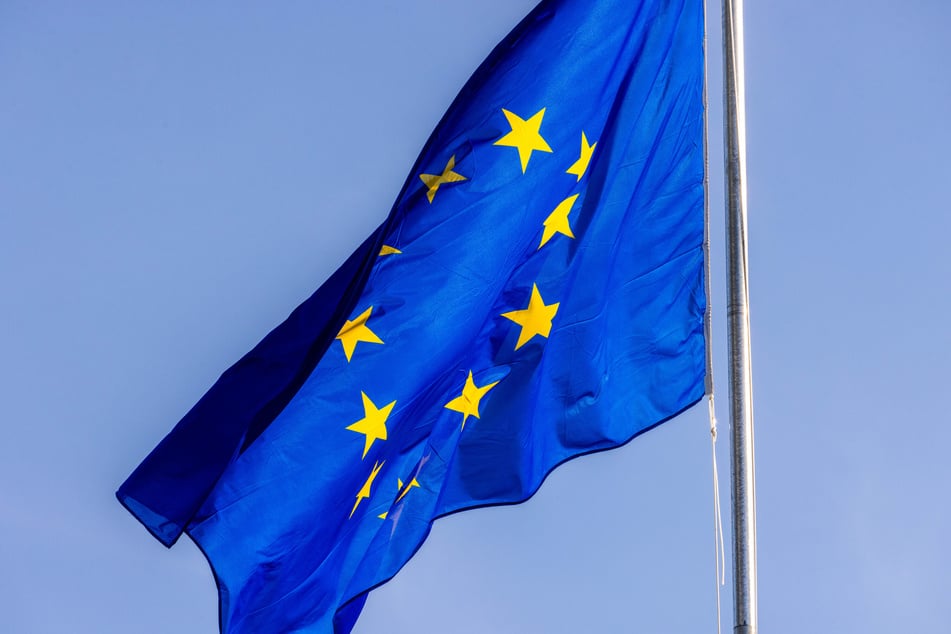 EU-Flaggen vor Landesgebäuden - wie hier vor dem Gebäude des Europäischen Parlaments in Straßburg? Die Thüringer AfD-Fraktion hat sich dagegen positioniert. (Archivfoto)