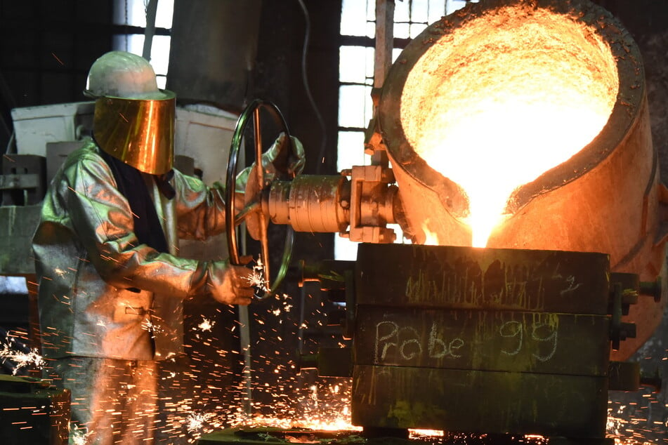 In der Esterer Gießerei Werk Wurzen befüllt Daniel Scholz Bauteile und Formen mit dem rund 1500 Grad heißen Grauguss. Viele Betriebe stehen aktuell wegen der hohen Strompreise in Deutschland enorm unter Druck.