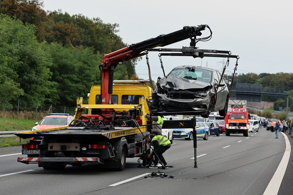 Der Opel-Fahrer (75) konnte eine Kollision mit dem plötzlich auftauchenden Hindernis nicht mehr vermeiden.