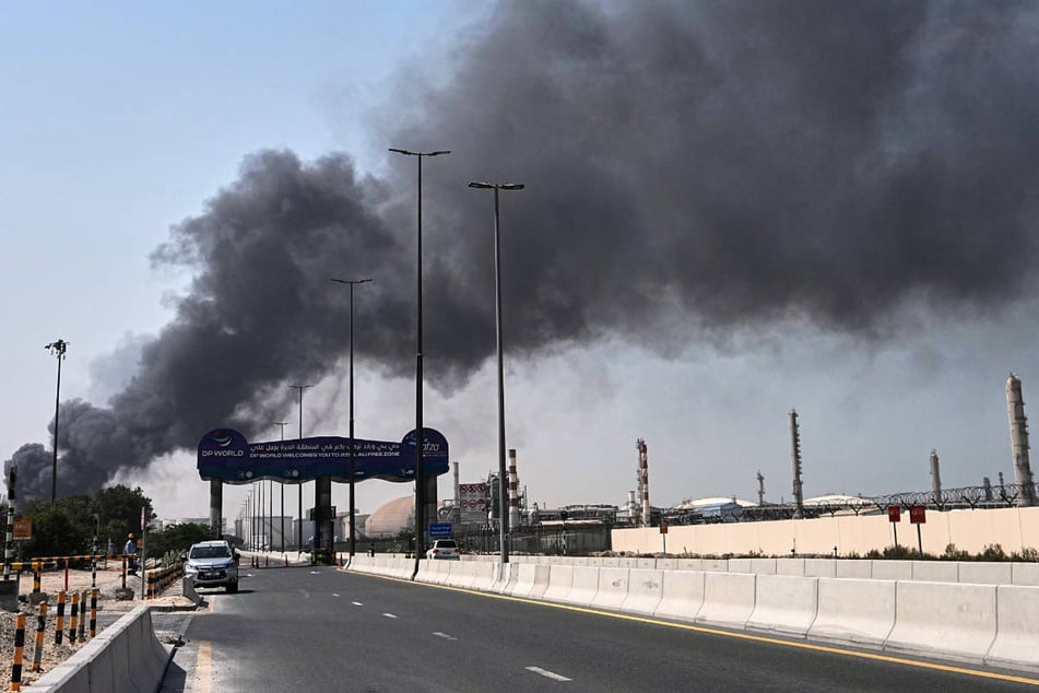 Nach einem iranischen Drohnenangriff steigt eine Rauchwolke über dem Hafen von Dubai auf.