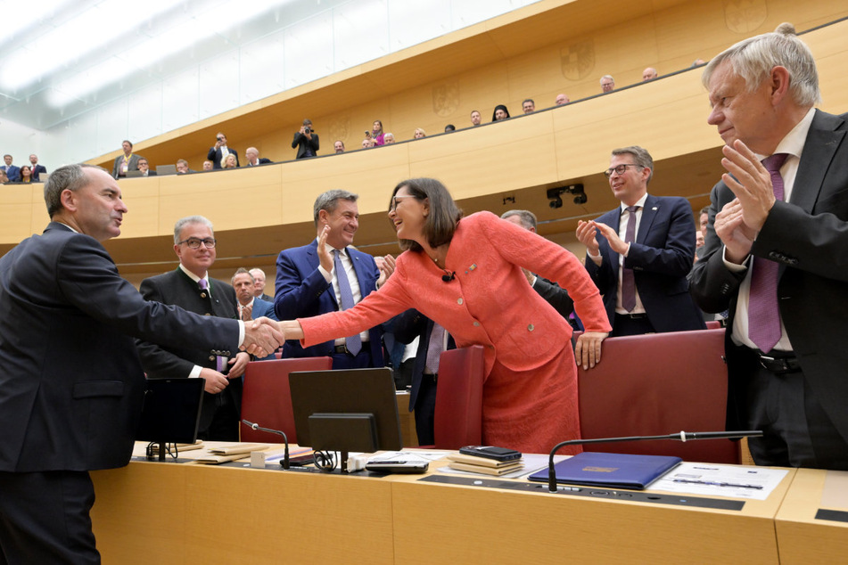 Die wiedergewählte Landtagspräsidentin Ilse Aigner (58, M.) hat am Montag – neben ihren neuen, alten Amt – auch vier Vizepräsidenten an ihre Seite gestellt bekommen.
