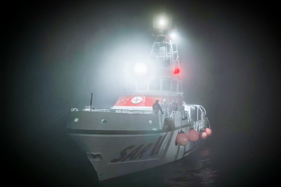 Der Seenotrettungskreuzer "HAMBURG" fuhr bei Nebel zum erkranktem Seemann.