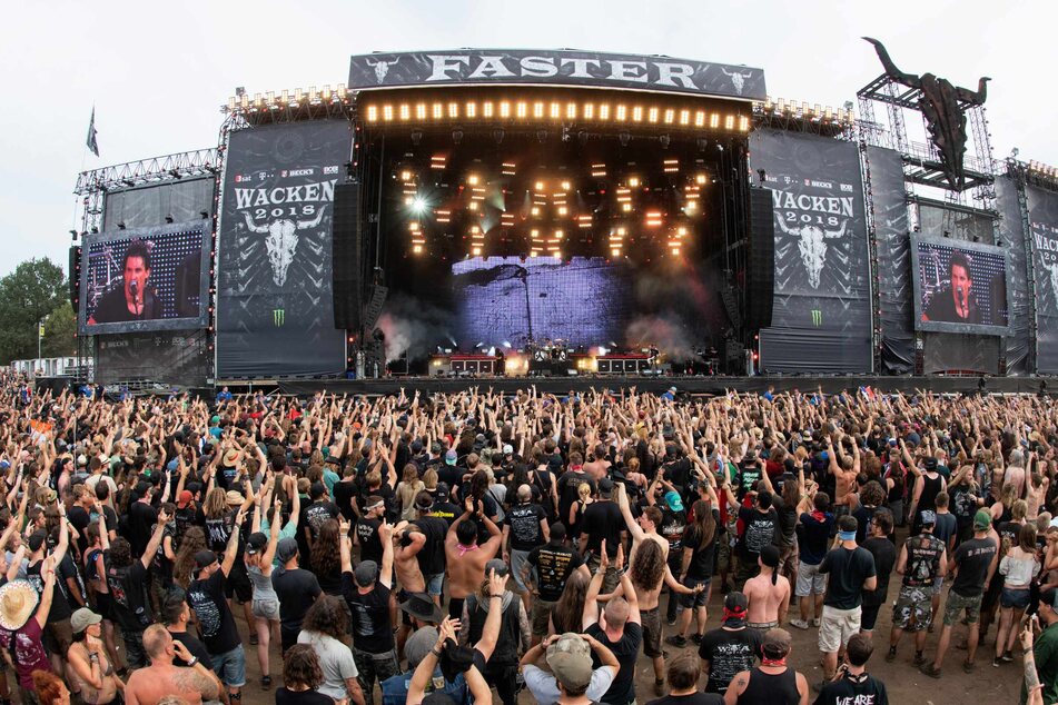 Zahlreiche Festivalbesucher stehen vor einer der Hauptbühnen des Wacken Open Air Festivals.