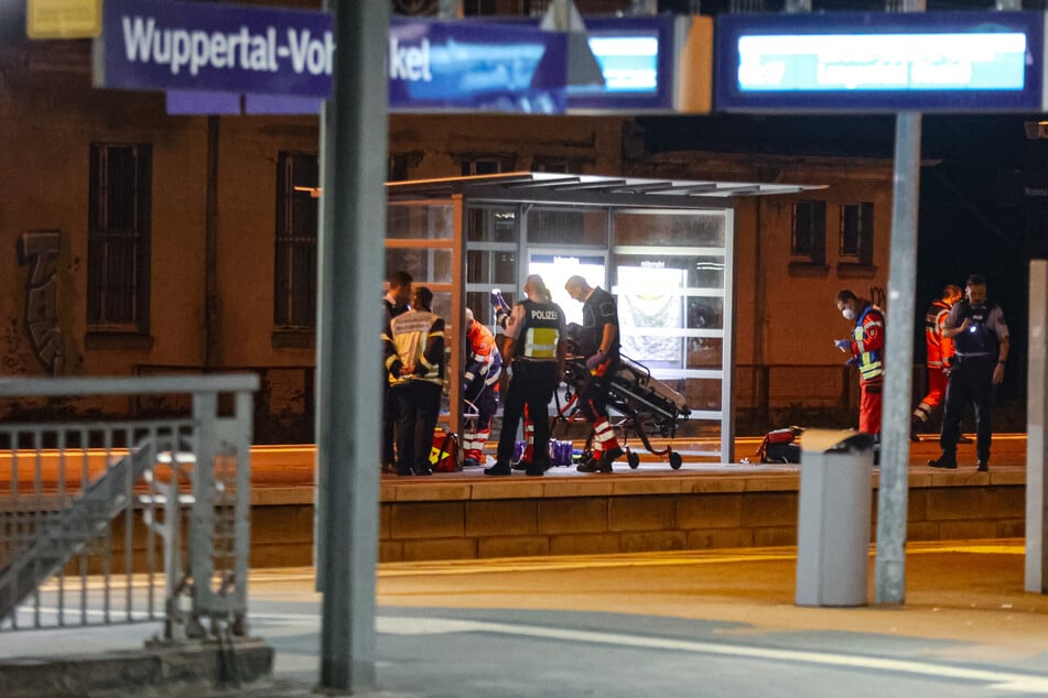 Rettungskräfte brachten den Verletzten in ein Krankenhaus.