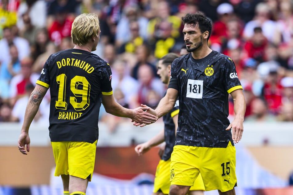 Mats Hummels (34, r.) ärgerte sich über die Elfmeterpfiffe in den anderen Bundesliga-Partien.