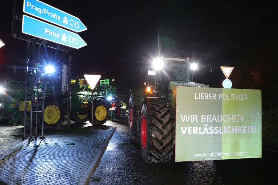 An der Anschlussstelle Dresden-Gorbitz forderen Landwirte von der Politik auf einem Plakat Verlässlichkeit.