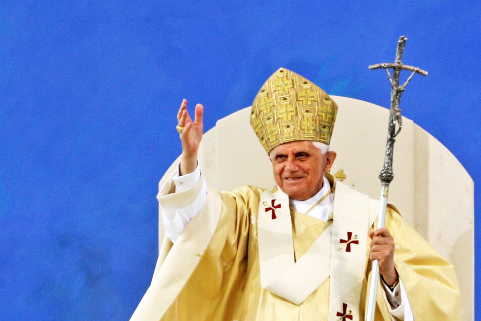 Der emeritierte deutsche Papst Benedikt XVI. erlag am heutigen Samstag in einem Krankenhaus seinen mehrtägigen Leiden.