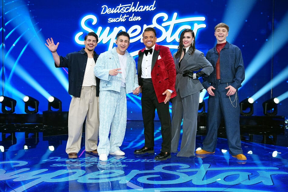 Paco Simic (23, v.l.), Abii Faizan (24), Menowin Fröhlich (38), Constance Dizendorf (19) und Tyrell Hagedorn (19) stehen im DSDS-Finale.