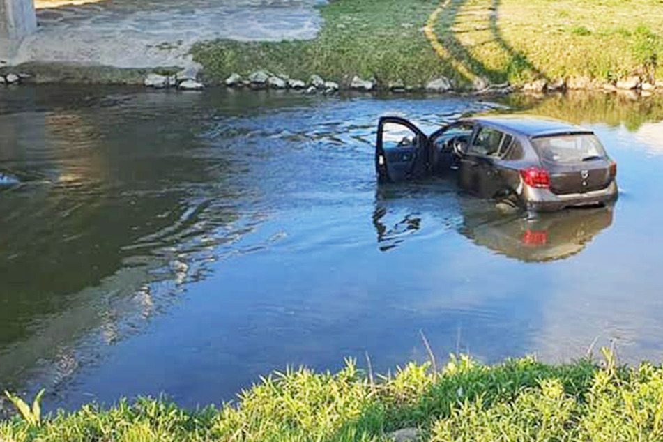Handbremse vergessen? Auto rollt ohne Fahrer in Fluss