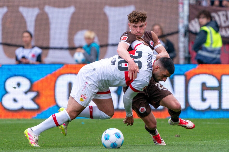 St. Paulis Philipp Treu (24, hinten) schmiss sich gegen den VfB Stuttgart, hier gegen Deniz Undav (28), wie gewohnt in jeden Zweikampf.
