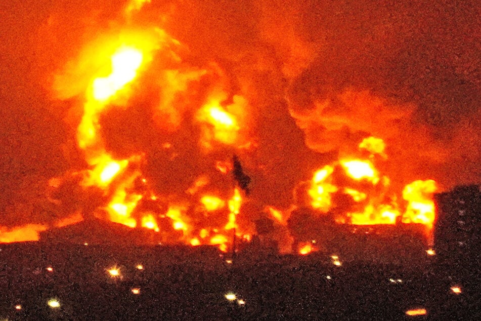 Flammen steigen aus einem Öllager südlich der iranischen Hauptstadt Teheran auf: Das Depot wurde bei amerikanisch-israelischen Luftschlägen getroffen.