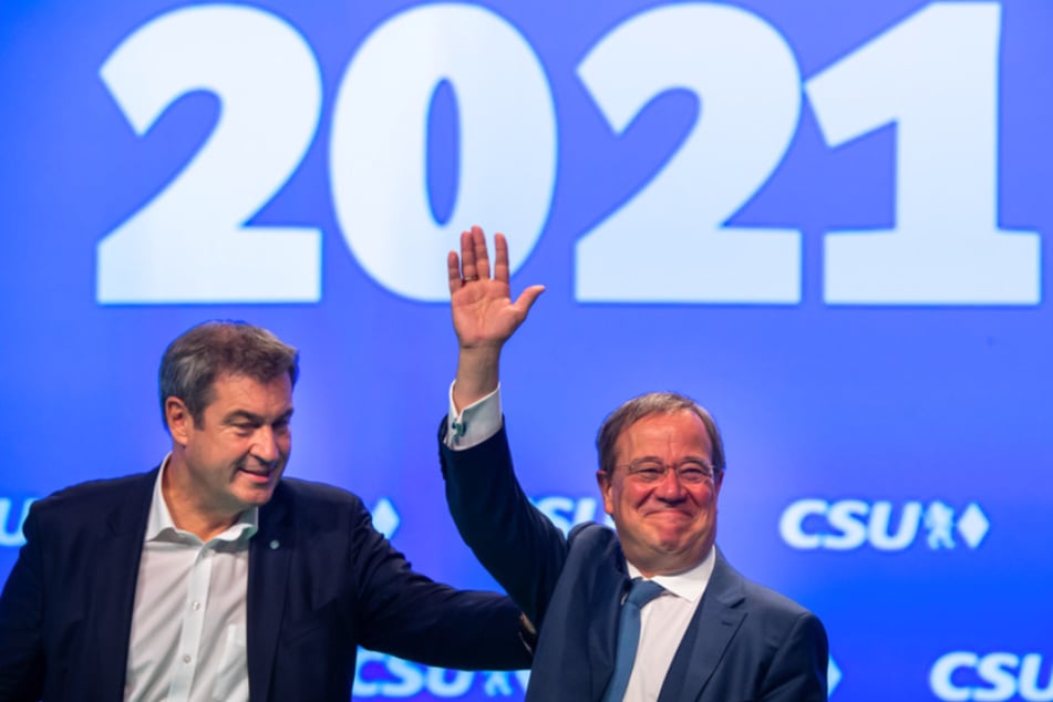 CSU-Chef Markus Söder (54, l.) und Unions-Kanzlerkandidat Armin Laschet (60) stehen beim Parteitag der CSU gemeinsam auf der Bühne.