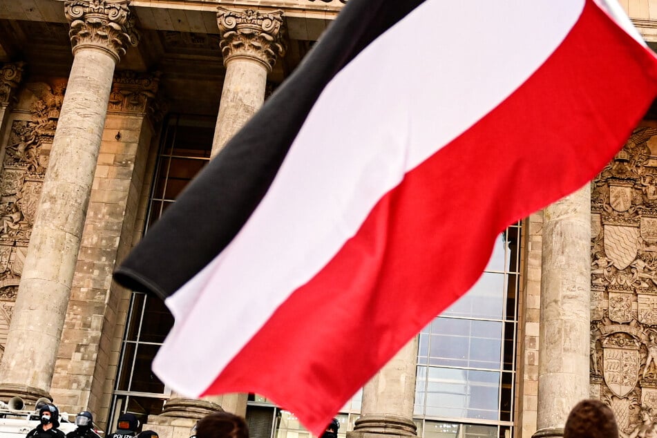 Die schwarz-weiß-rote Reichskriegsflagge aus der Kaiser- und NS-Zeit wurde auch schon bei Demonstrationen von Corona-Kritikern gezeigt.