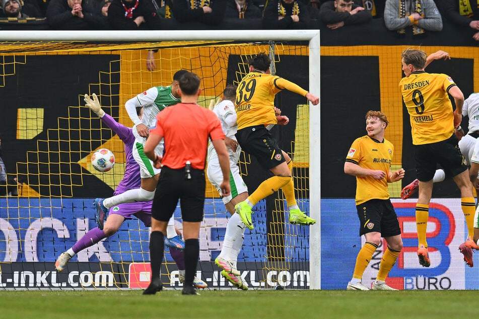 In der 35. Minute köpfte Innenverteidiger Thomas Keller (26, M.) zur Dresdner Führung ein.