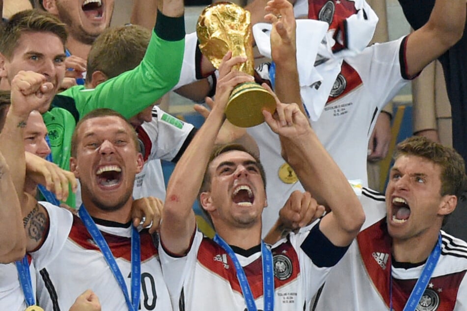 Lukas Podolski (heute 41, l.) war 2014 Teil der letzten deutschen Titel-Generation.