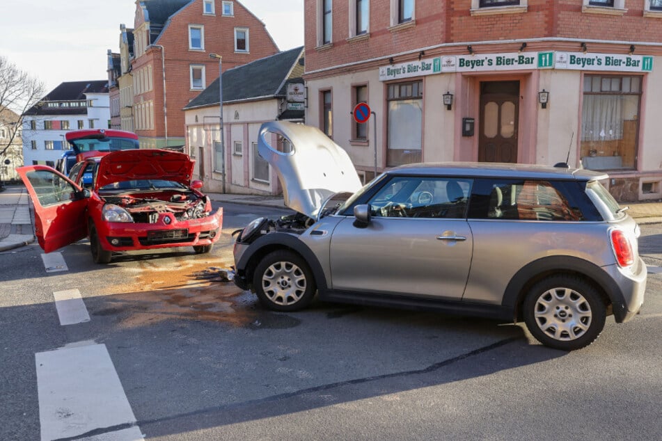 Beide Auto Wurden Stark Beschädigt.