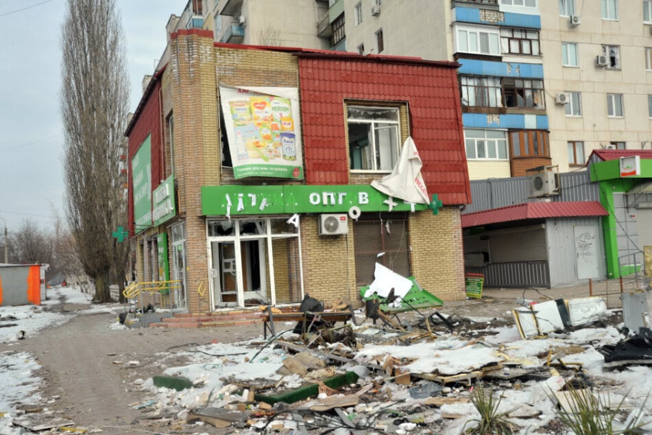 Eine vom Beschuss der russischen Truppen getroffene Apotheke in Sjewjerodonezk. Der Kampf um die ostukrainische Stadt gleiche laut Serhij Gajdaj einer "Mission Impossible".