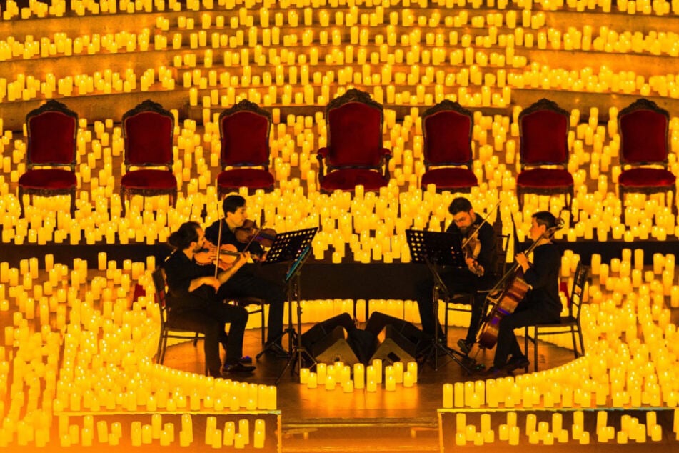 Die romantische Stimmung des Konzerts wird durch den Kerzenschein betont.