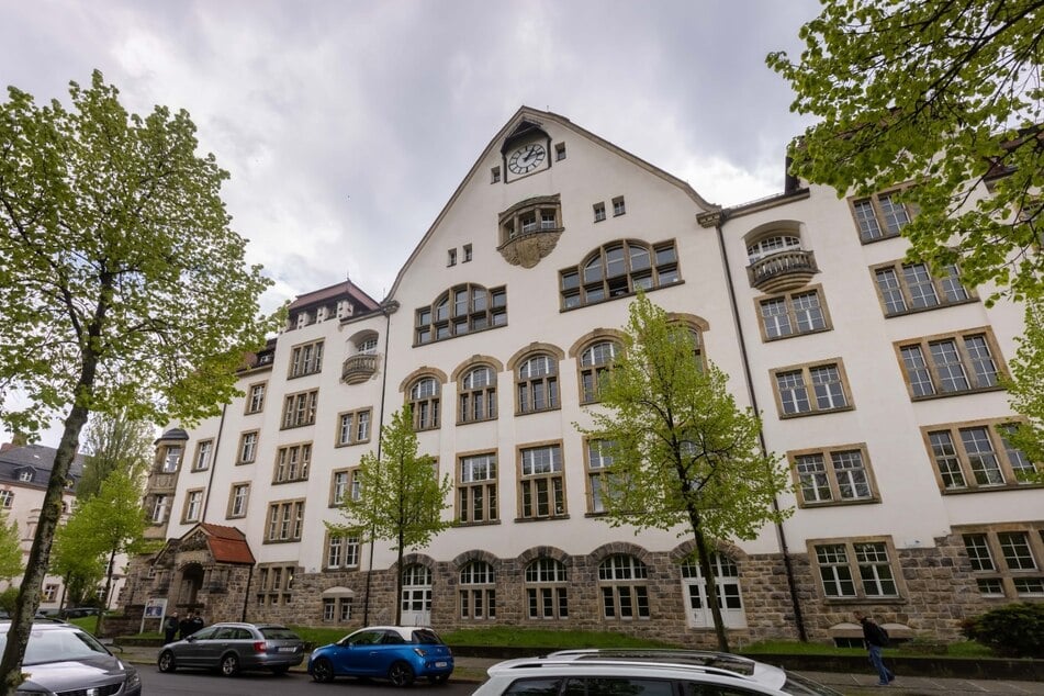 Das Chemnitzer Abendgymnasium wird ins Dr.-Wilhelm-André-Gymnasium verlegt.