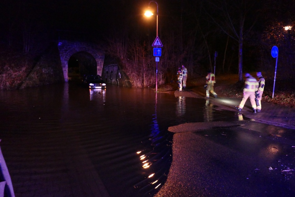 In Grimma (Landkreis Leipzig) lief in der Nacht zu Dienstag eine Bahnunterführung mit Wasser voll.
