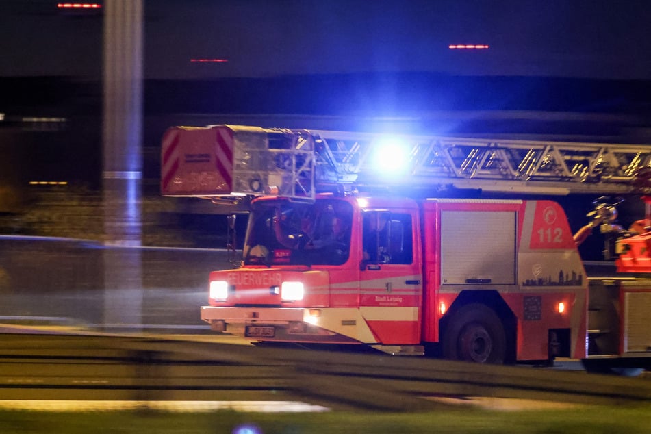 Frau stirbt bei Brand in Bungalow: Mann rettet sich schwer verletzt aus Flammen