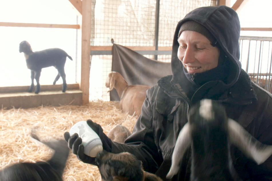 Tierärztin Katja umgeben von ihren Ziegen. Die sind sogar gut gegen Stress, sagt sie.
