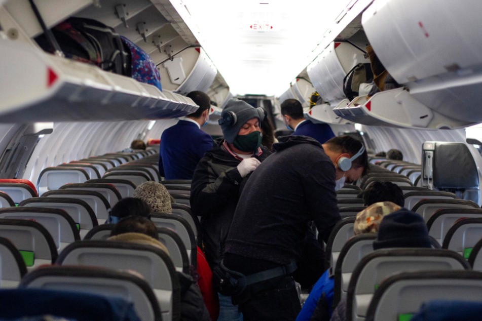 Im Flugzeug herrscht Maskenpflicht.