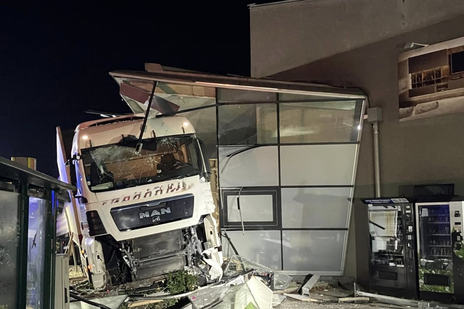 Der Fahrer konnte sich glücklicherweise unverletzt aus der stark beschädigten Fahrerkabine befreien.