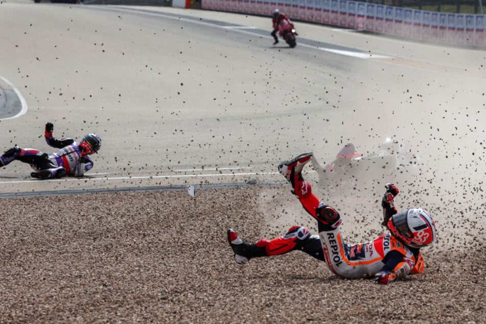 Schwerer Unfall bei MotoGP am Sachsenring: Motorrad-Weltmeister Marc Márquez fliegt durch die Luft!