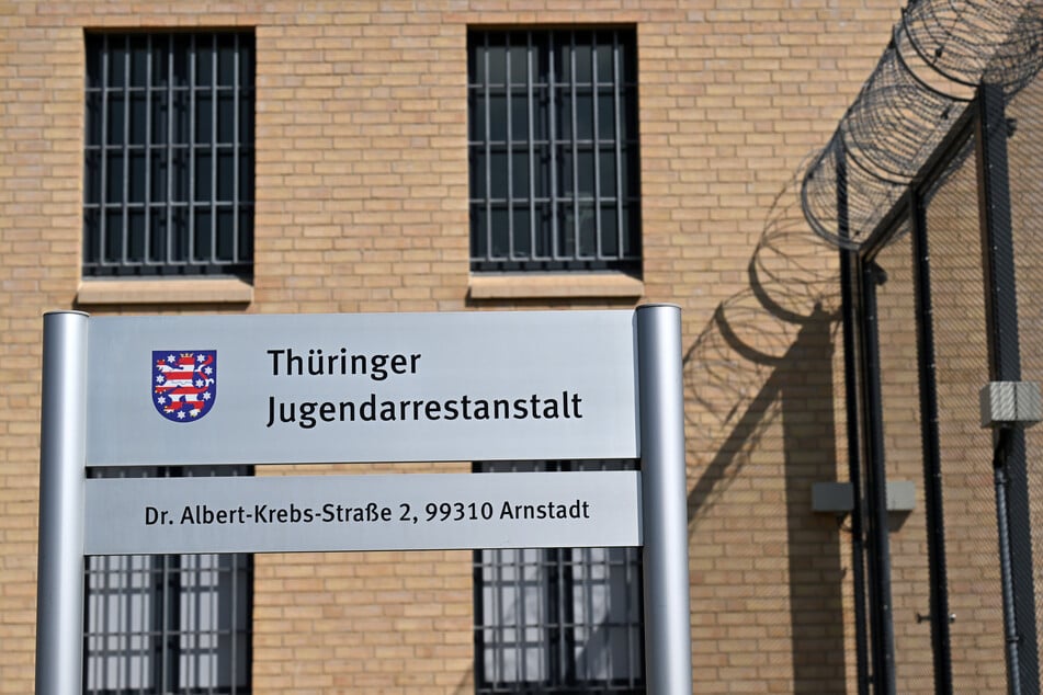Die Landesregierung will eine Abschiebehaftanstalt für Migranten ohne Aufenthaltsrecht in der derzeitigen Jugendarrestanstalt in Arnstadt schaffen. (Archivbild)